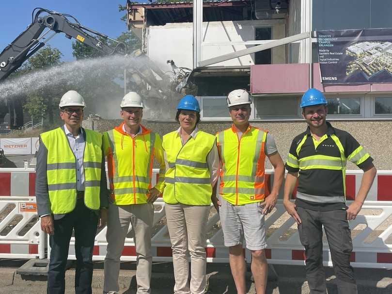 Von links: Torsten Höppner (Siemens), Daniel Bechmann (Siemens), Therese Schmitz-Hillebrecht (Volvo CE), Michael Metzner, Metzner Recycling und Peter Bauer (Volvo CE) sind Projetpartner in Erlangen. | Foto: QUATEX
