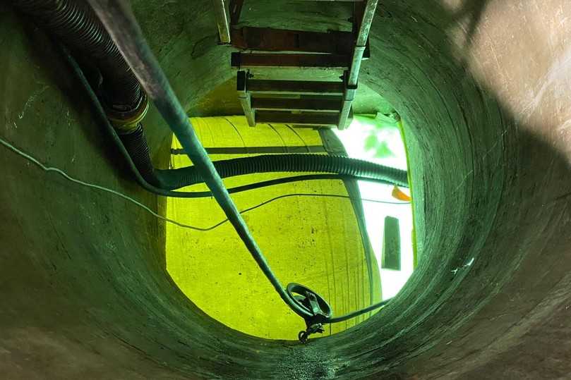 Eine UV-Lichterkette wird für die Härtung kontrolliert durch den aufgestellten Glasfaserliner gezogen. | Foto: Aarsleff Eine UV-Lichterkette wird für die Härtung kontrolliert durch den aufgestellten Glasfaserliner gezogen. | Foto: Aarsleff