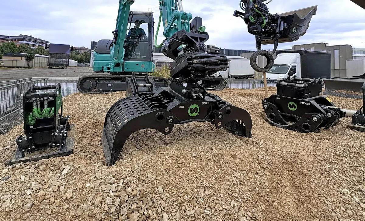 Ein Kobelco-Bagger mit dem vollautomatischen SQ40-Schnellwechsler für Kompaktbagger bei der Live-Demo auf der SaMoTer | Foto: Steelwrist