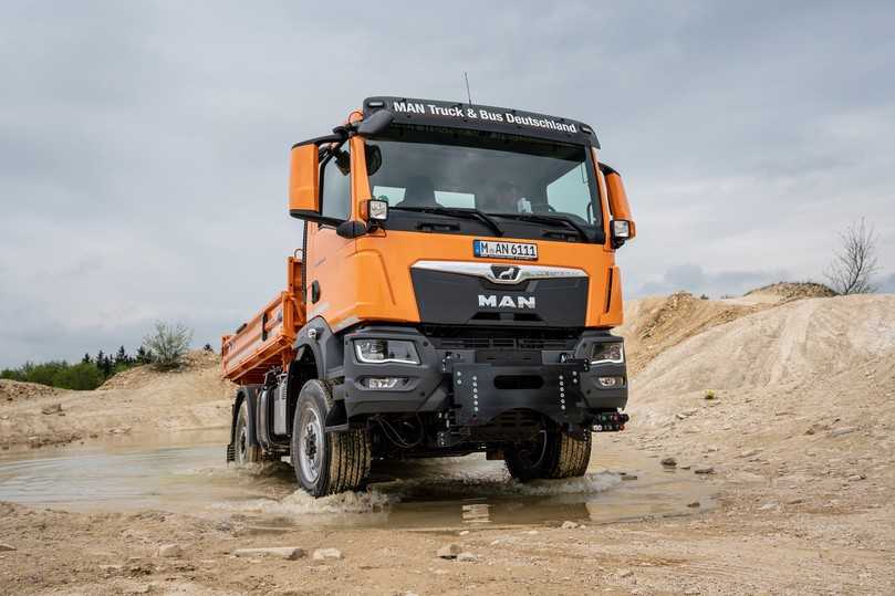 Mit Einzelbereifung an der Hinterachse und kompakten CC-Fahrerhaus tritt der MAN TGM 13.290 4x4 als Dreiseitenkipper an. | Foto: MAN Truck & Bus