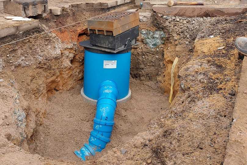 Die Auflagebacken im Unterteil der Konusplatte und Ausgleichsringe ermöglichen eine optimale Anpassung an das individuelle Straßengefälle. Flexibilität beim Einbau ist auch durch die HS®-VARIOmuffe sichergestellt: Die integrierte Kugel sorgt dafür, dass angeschlossene Rohrverbindungen in einem Bereich von 0° bis 11° schwenkbar sind. | Foto: Funke Kunststoffe GmbH Die Auflagebacken im Unterteil der Konusplatte und Ausgleichsringe ermöglichen eine optimale Anpassung an das individuelle Straßengefälle. Flexibilität beim Einbau ist auch durch die HS®-VARIOmuffe sichergestellt: Die integrierte Kugel sorgt dafür, dass angeschlossene Rohrverbindungen in einem Bereich von 0° bis 11° schwenkbar sind. | Foto: Funke Kunststoffe GmbH