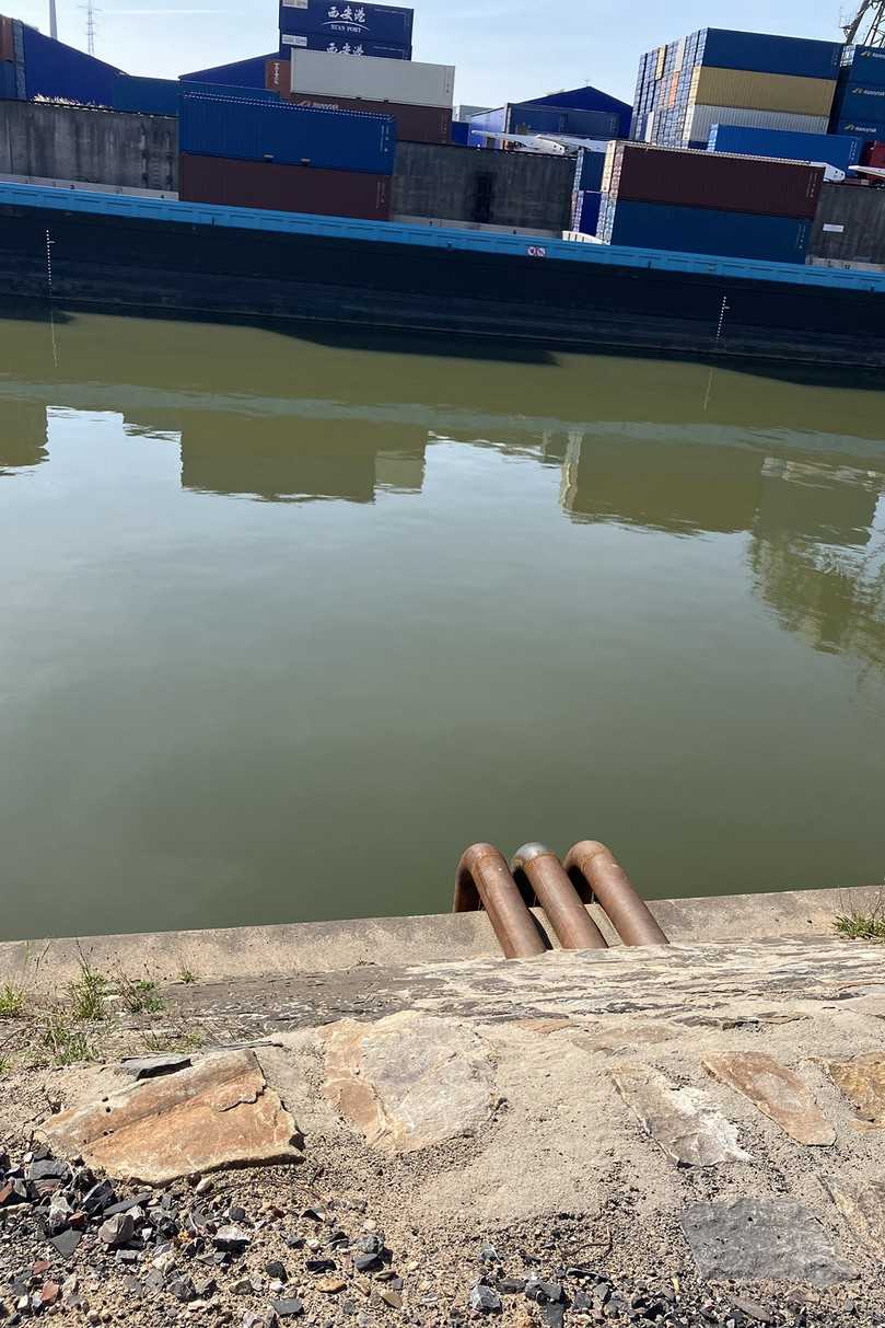 Das in der Straße Am Parallelhafen anfallende Regenwasser ist behandlungsbedürftig. Die eingebauten Sedimentationsrohre sorgen dafür, dass Niederschläge zukünftig in unbedenklichem Zustand in das Hafenbecken gelangen. | Foto: Terra Infrastructure GmbH