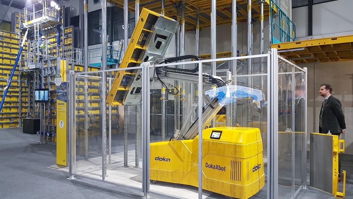 Schalungshersteller Doka präsentierte den DokaXbot, einen Roboter, der die Deckenschalung bis in über 5 Meter Höhe hebt und einlegt. | Foto: B_I/bb