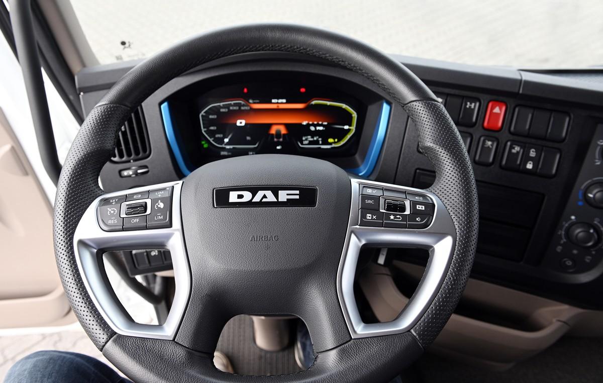Das Cockpit im mittelschweren DAF XB Electric ähnelt dem der großen E-Brüder. | Foto: FH