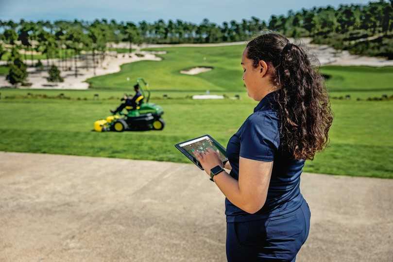 Smarte Flottensteuerung: Die digitale Vernetzung über das Operations Center von John Deere ermöglicht Platzmanagern die Echtzeit-Leistungsüberwachung direkt vor Ort. | Foto: John Deere