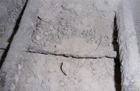 Lochfraßkorrosion kann durch die im Tausalz enthaltenen Chloride verursacht werden.