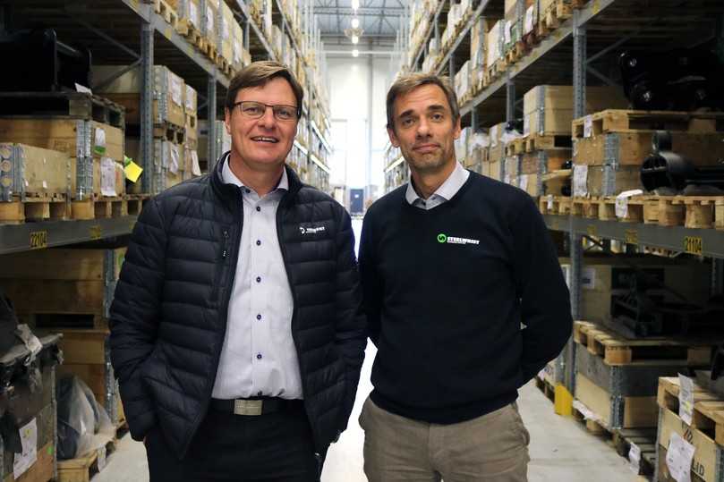 Steelwrist-CEO Stefan Stockhaus (links) und CTO Markus Nilsson im Warenlager in Rosersberg, Schweden. | Foto: Steelwrist Steelwrist-CEO Stefan Stockhaus (links) und CTO Markus Nilsson im Warenlager in Rosersberg, Schweden. | Foto: Steelwrist
