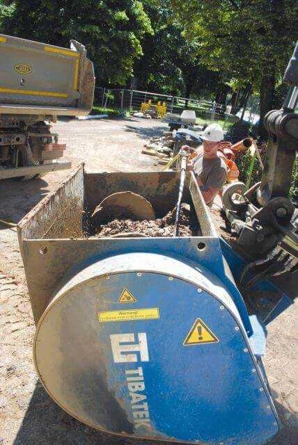 Während der Wasserzugabe wird bereits gemischt. Der eigentliche Mischvorgang dauert nur wenige Minuten, dann ist der Flüssigboden einbaufertig.