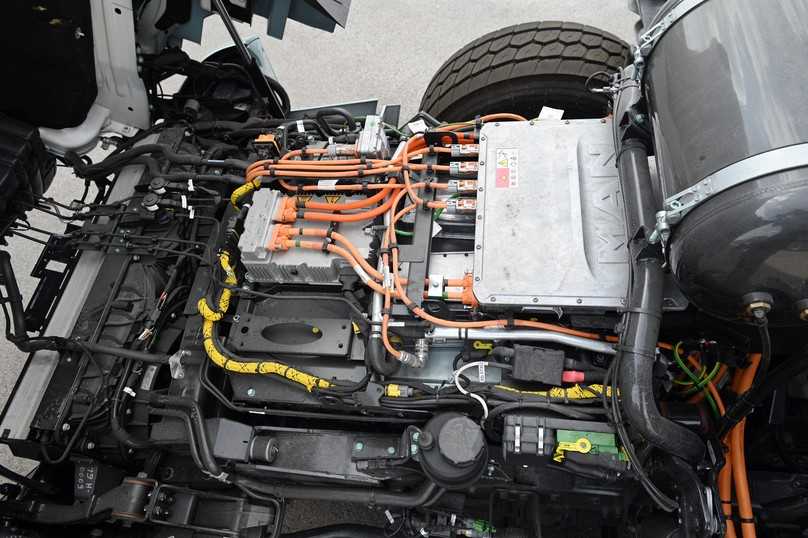 Unter der MAN-Kabine sitzt statt Verbrenner ein Powerpack mit zwei Batterien und einigen HV-Komponenten. | Foto: FH Unter der MAN-Kabine sitzt statt Verbrenner ein Powerpack mit zwei Batterien und einigen HV-Komponenten. | Foto: FH
