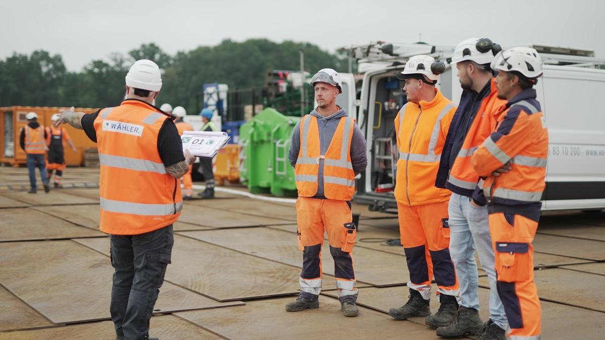 Nur nach einer umfangreichen Sicherheitsunterweisung dürfen die Fachkräfte von Tief- und Rohrleitungsbau Wilhelm Wähler beim SuedLink-Projekt mit ihren Arbeiten starten. | Foto: Seier Gruppe