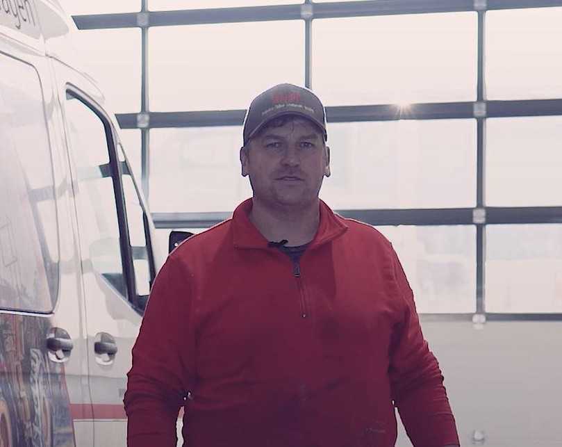 Werkstattleiter Michael Hammann: „In bau-mobil sehen wir auf einen Blick nicht nur die Arbeitsstunden unserer Baumaschinen, sondern bekommen zusätzlich Informationen über Reparaturkosten jedes Baugeräts.“ | Foto: Rath GmbH & Co. KG Werkstattleiter Michael Hammann: „In bau-mobil sehen wir auf einen Blick nicht nur die Arbeitsstunden unserer Baumaschinen, sondern bekommen zusätzlich Informationen über Reparaturkosten jedes Baugeräts.“ | Foto: Rath GmbH & Co. KG