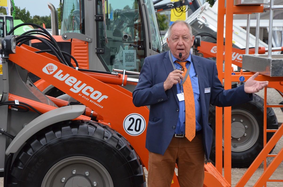 Ronald Figiel zeigt am Atlas-von-der-Wehl-Messestand einen Weycor AR 480 Radlader, der bei der Sanierung eines alten Munitionslagers eingesetzt werden soll. Er ist mit Panzerglas von PSV und einer Schutzbelüftung von BMAir ausgestattet. | Foto: B_I/Stellmach