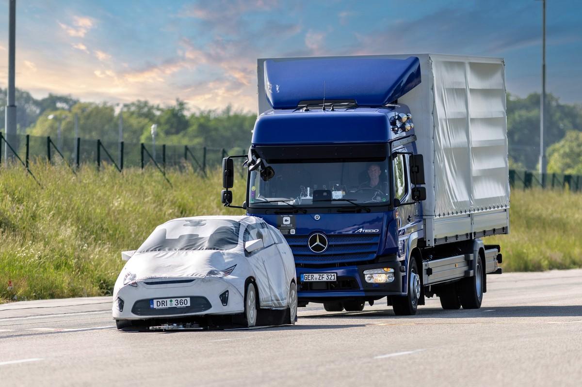 Mercedes-Benz Atego 1830 mit Pritsche/Plane aus der Safety-Testflotte. | Foto: Daimler Truck AG