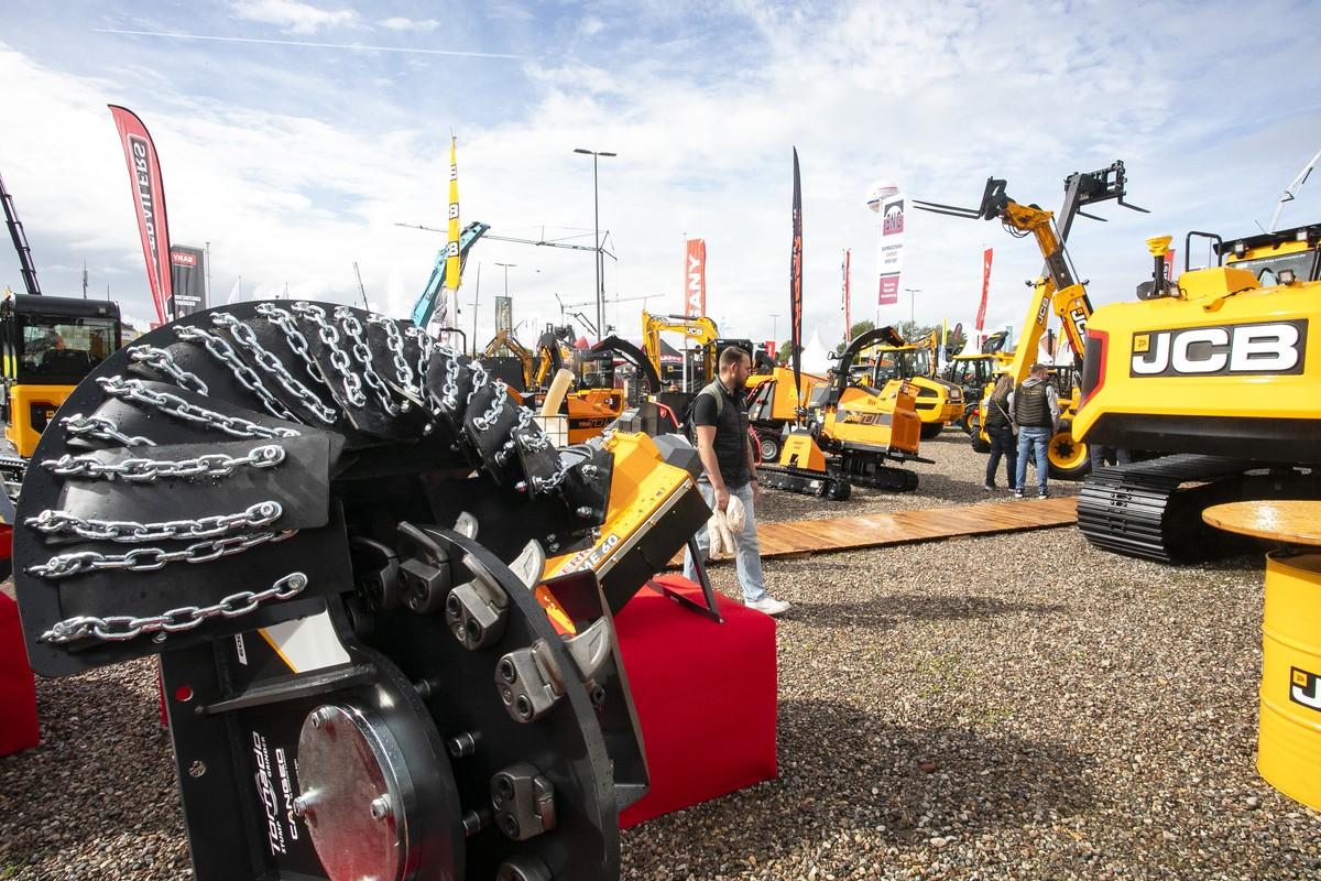 700 Ausstellerinnen und Aussteller präsentieren sich auf der Nordbau 2026 in Neumünster unter anderem auf dem Freigelände. | Foto: Holstenhallen Neumünster – NordBau – SixConcept