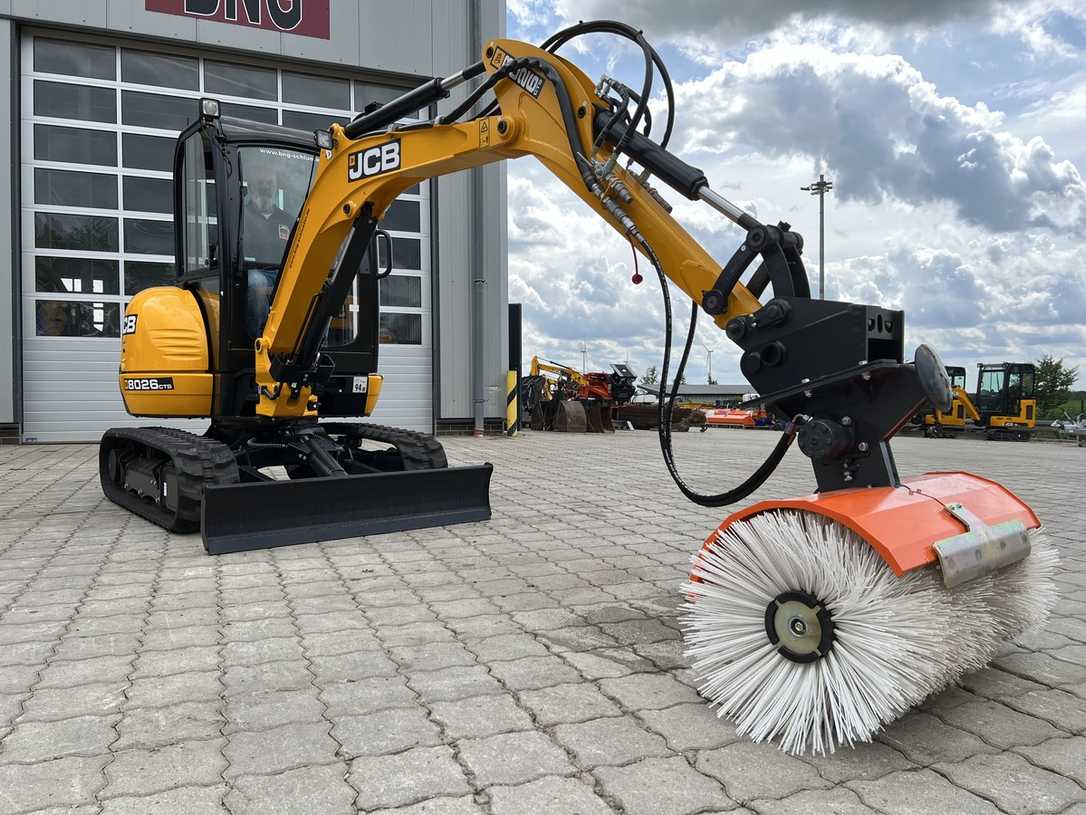 Tuchel Maschinenbau mit zwei neuen Anbau-Kehrmaschinen für Bagger Tuchel Maschinenbau mit zwei neuen Anbau-Kehrmaschinen für Bagger