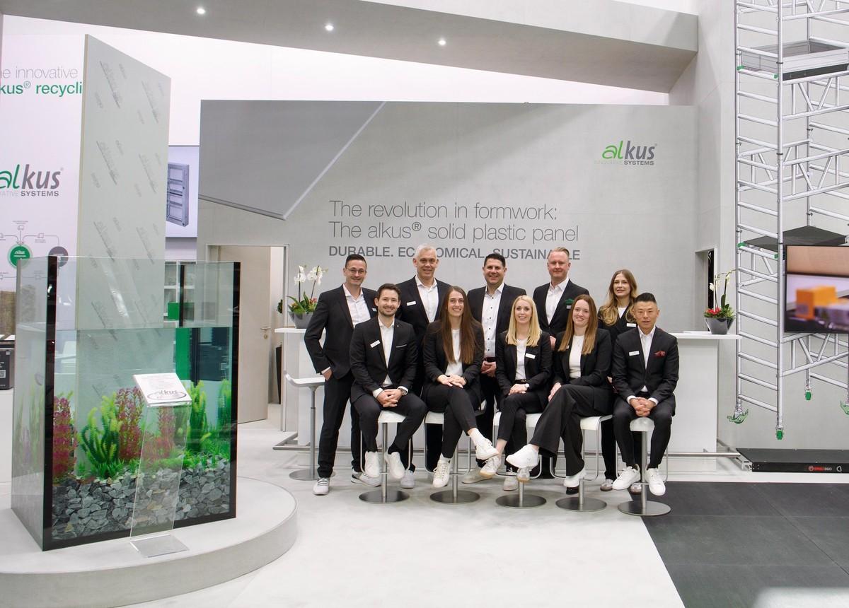 Ein Aquarium als Hingucker: Das Alkus-Team mit dem neuen Geschäftsführer Daniel Keller (hinten, 3.v.l.) und Inhaber Julian Dingler (hinten, 2.v.r.). | Foto: alkus AG/Jens Ellensohn