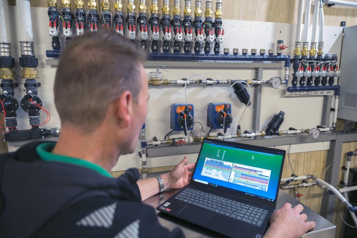 Das komplette Bewässerungssystem ist computergesteuert. Gert Jansen checkt im Technikraum in den Einstellungen. | Foto: Stihl