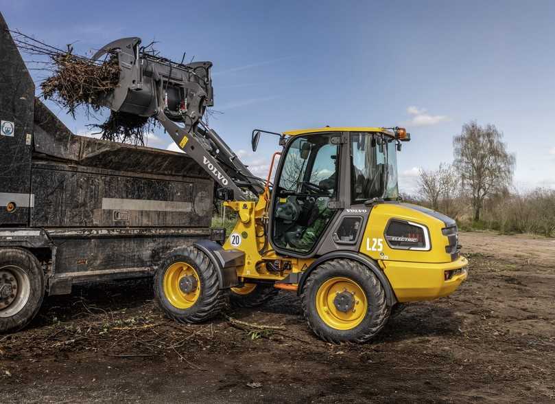 Die Maschine ist seit mehreren Jahren erfolgreich im Einsatz und aus vielen Fuhrparks nicht mehr wegzudenken. Das HerzstĂŒck bildet die Lithium-Ionen-Batterie mit einer KapazitĂ€t von bis zu 56 kWh, ausgelegt fĂŒr praxisnahe Einsatzzeiten von bis zu einem Arbeitstag | Foto: Volvo Construction Equipment Die Maschine ist seit mehreren Jahren erfolgreich im Einsatz und aus vielen Fuhrparks nicht mehr wegzudenken. Das HerzstĂŒck bildet die Lithium-Ionen-Batterie mit einer KapazitĂ€t von bis zu 56 kWh, ausgelegt fĂŒr praxisnahe Einsatzzeiten von bis zu einem Arbeitstag | Foto: Volvo Construction Equipment