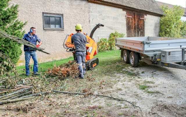 Fabrizio Gelain (l.) und Tobias Albert beschickten den Häcksler abwechselnd. Das gewährleistete schnellen Arbeitsfortschritt. | Fotos: B_I/Bauer