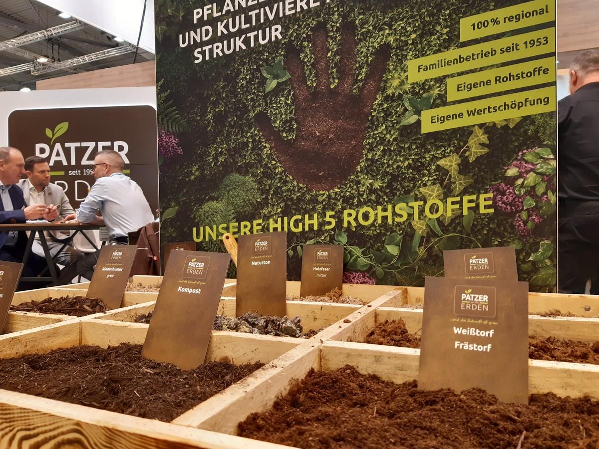 Die Investitionen haben den Weg für die eigene Aufbereitung der für Patzer Erden wichtigsten fünf Substratausgangsstoffe (High 5) geebnet. Mit Naturton, Holzfasern, Rindenhumus, Grünkompost und Torf liegt der Fokus auf regionalen Rohstoffen aus Deutschland, deren Qualität das Unternehmen selbst kontrolliert. | Foto: Patzer Erden