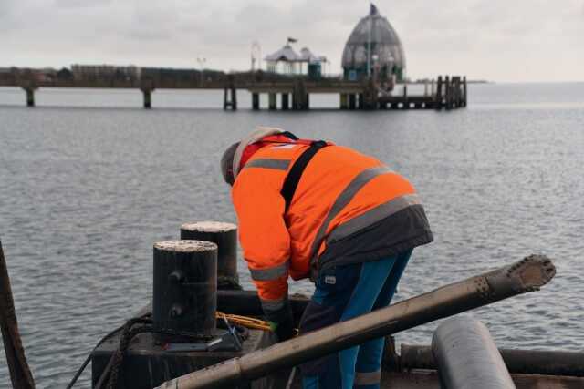 Nach 396 m wird der Bohrkopf von den Tauchern geborgen und muss nun gegen den Backreamer ausgetauscht werden.
