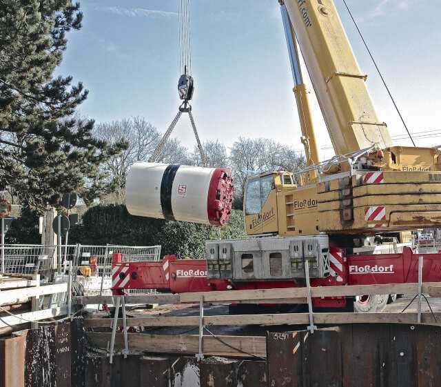 Einheben des 35 t schweren Bohrkopfes in die Baugrube. Einheben des 35 t schweren Bohrkopfes in die Baugrube.