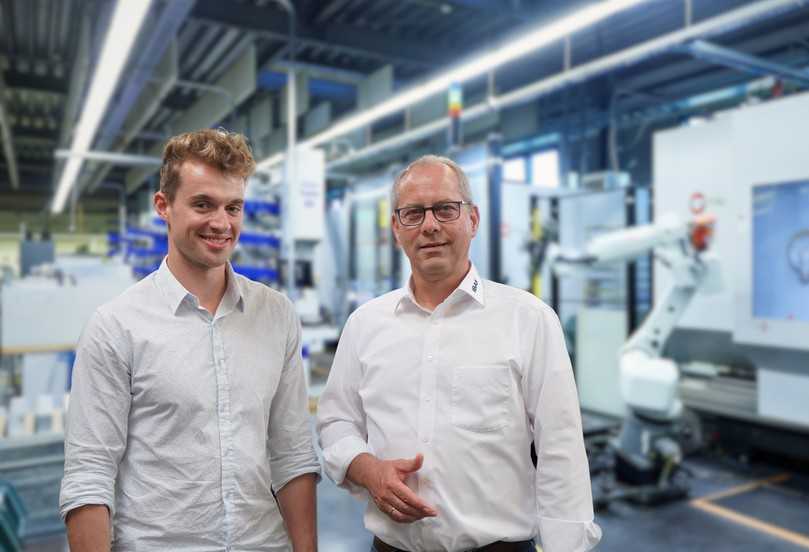 Blick auf die IBAK-Maschinentechnik zwischen den Interviewfragen: Marco Deubler (l., ISAS) und Arno Jugel (r., IBAK) | Foto: IBAK Blick auf die IBAK-Maschinentechnik zwischen den Interviewfragen: Marco Deubler (l., ISAS) und Arno Jugel (r., IBAK) | Foto: IBAK