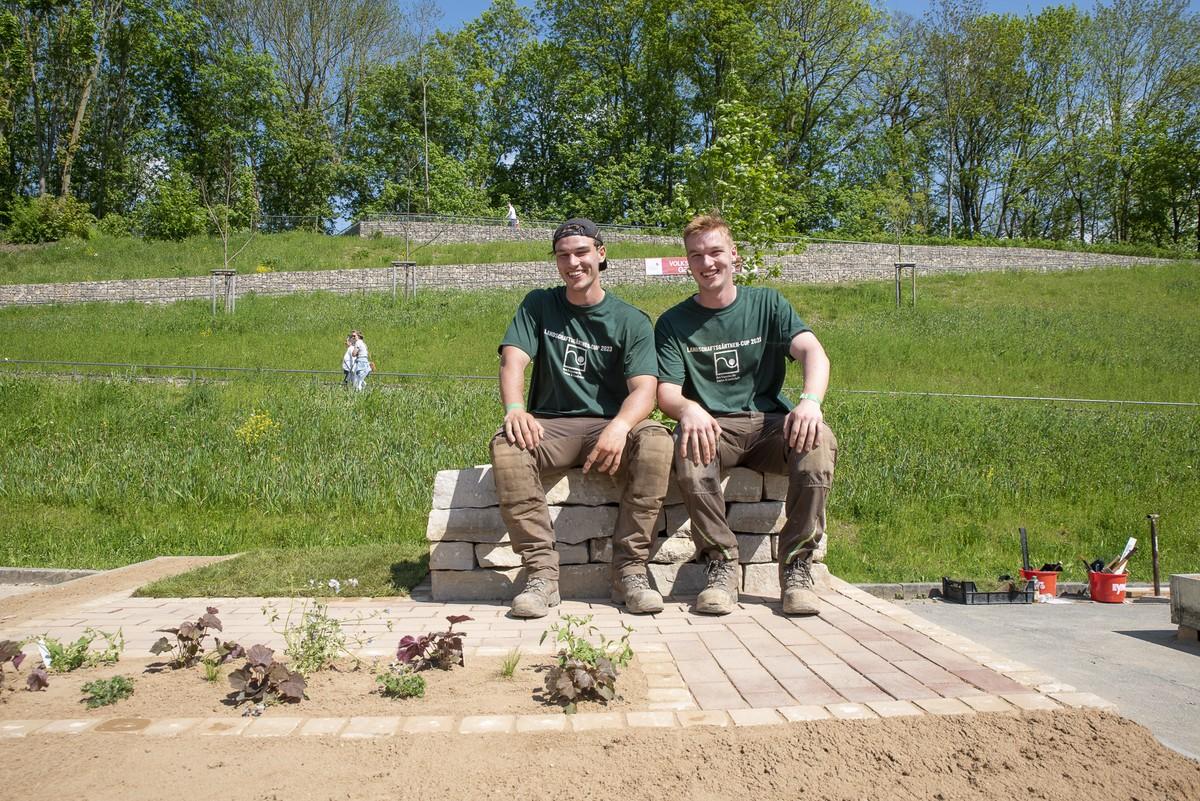 8 - Die Cup-Sieger Niedersachsen-Bremen, Lennert (l.) und Thies Herrmann, in ihrem Mustergarten. | Foto: Christian Habel 8 - Die Cup-Sieger Niedersachsen-Bremen, Lennert (l.) und Thies Herrmann, in ihrem Mustergarten. | Foto: Christian Habel