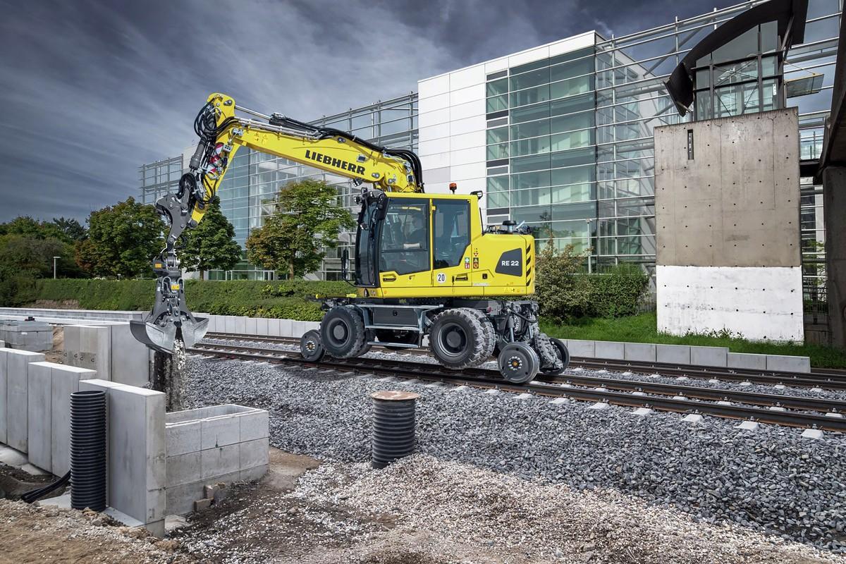 Feiert Weltpremiere auf der innoTrans: der neue Liebherr-Zweiwegebagger RE 22 M Litronic mit 120 kW starkem Motor. | Foto: Liebherr