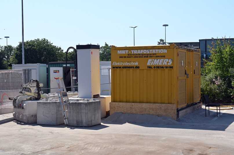Eigens für den Abriss mit elektrischen Maschinen und Lkw wurde eine separate Trafostation mit 20 kV Leistung angemietet. | Foto: QUATEX