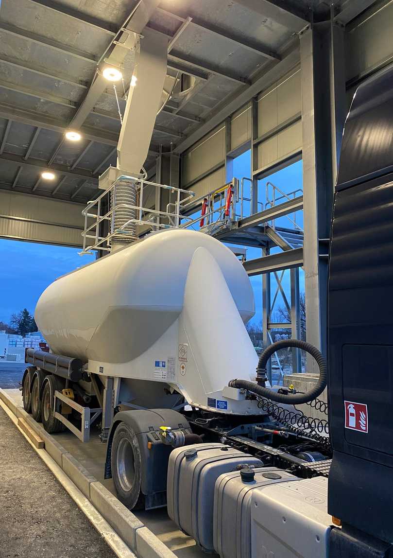 Produktionsstart in Rosenau II: Hier wird die erste Loseware im neuen Werk verladen. | Foto: Bertram Fischer Produktionsstart in Rosenau II: Hier wird die erste Loseware im neuen Werk verladen. | Foto: Bertram Fischer