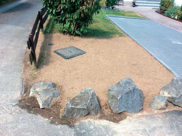 Abschließend muss die Fläche nur noch verdichtet werden.