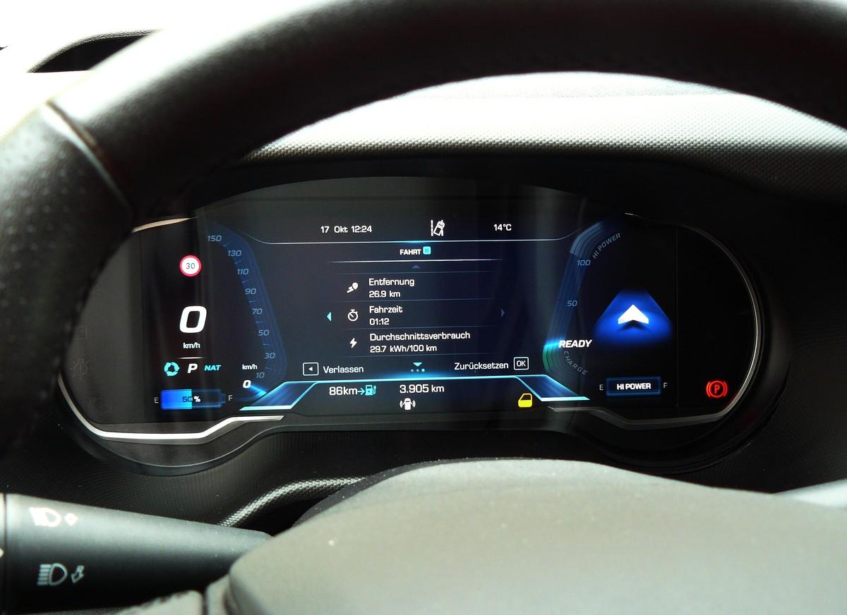 Die digitalen Instrumente sind konfigurierbar, sachlich gehalten und gut ablesbar. | Foto: RU Die digitalen Instrumente sind konfigurierbar, sachlich gehalten und gut ablesbar. | Foto: RU