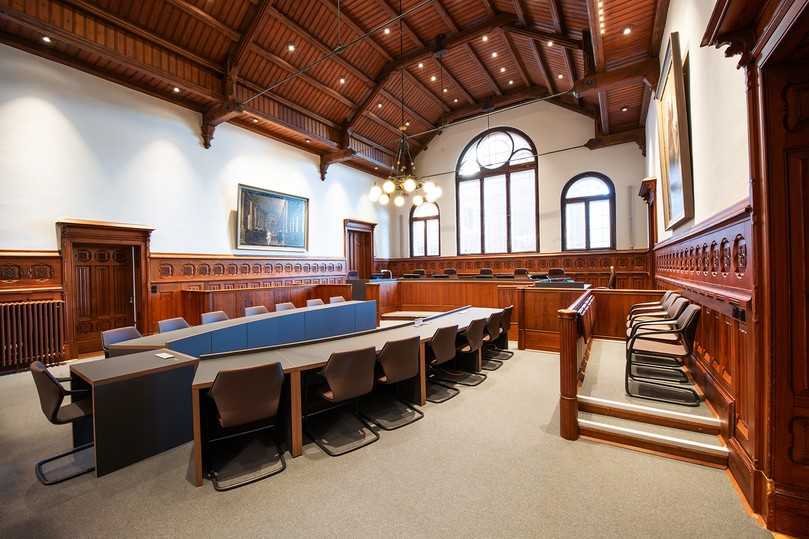 Eines der aktuellen Projekte von Jutta Hahne-Lammers: die denkmalgerechte Umgestaltung eines historischen Sitzungssaals im Landgericht Flensburg im Zuge der Einführung der elektronischen Akte. | Foto: Anna-Lena Cordts