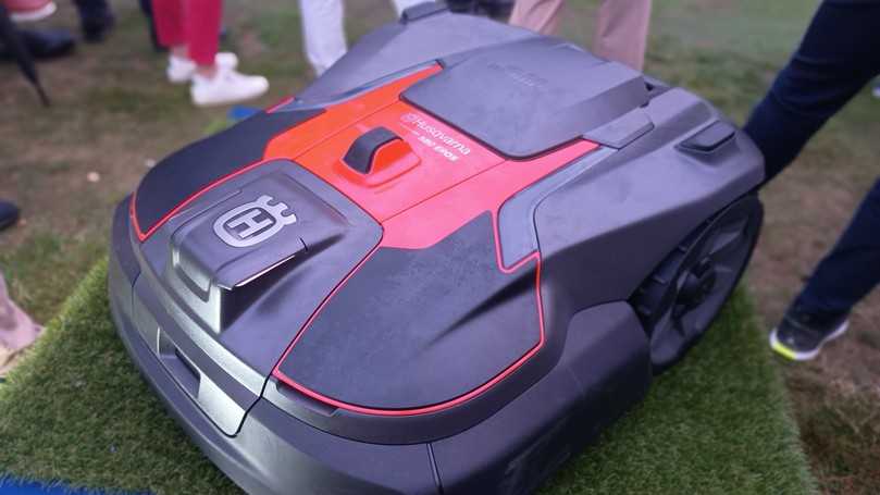 Der Husqvarna-Mähroboter 580L Epos ist auf Golfplätzen zur Tauentfernung im Einsatz: Dafür wird seine Schneidscheibe durch einen speziellen Aufsatz ersetzt. | Foto: B_I MEDIEN/Budde
