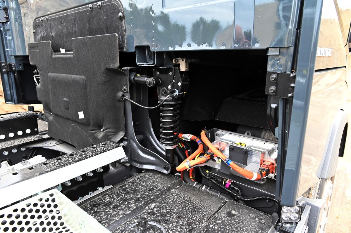 Die Leistungselektronik für die Steuerung des E-Antriebs befindet sich geschützt unter der Fahrerkabine. | Foto: QUATEX Die Leistungselektronik für die Steuerung des E-Antriebs befindet sich geschützt unter der Fahrerkabine. | Foto: QUATEX