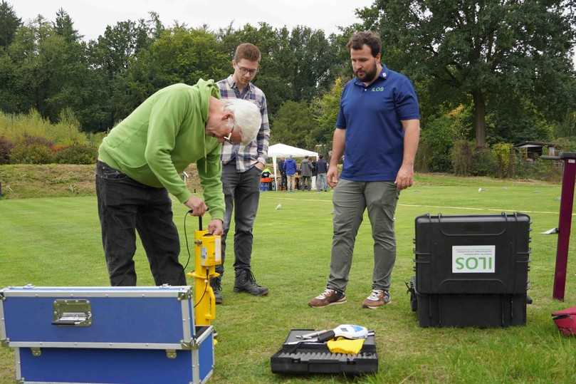 Einblicke in Forschungsprojekte gab Maximilian Karle (rechts), der im Fachbereich „Nachhaltiges Rasenmanagement“ promoviert, bei der Eröffnung des Kompetenzzentrums - sowohl Gäste als auch Angehörige der Hochschule Osnabrück erhielten die Gelegenheit, Messgeräte ausprobieren. | Foto: Hochschule Osnabrück