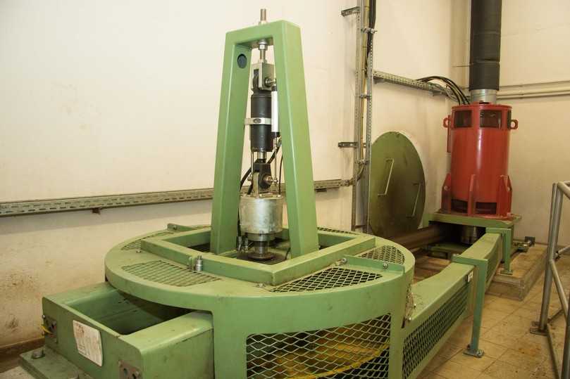 Diese Turbine (vorn) mit dem angeschlossenen Generator am Ablauf des Klärwerks läuft Tag und Nacht. In guten Jahren werden damit weit über 600.000 Kilowattstunden Strom erzeugt. | Foto: Stadtentwässerung Dresden