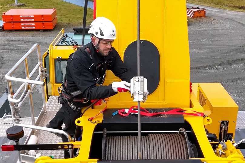 Der Grove-Seilreiniger automatisiert die Reinigung und Schmierung, indem er das Drahtseil durch ein Aluminiumgehäuse mit einfach zu befestigenden Einsätzen führt. | Foto: Manitowoc