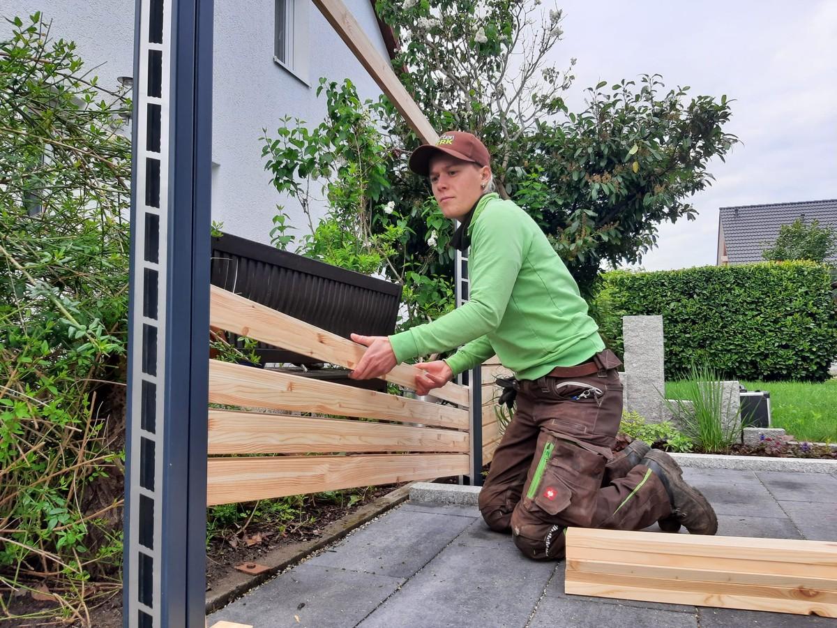 Leicht lassen sich die Längen genau gelieferten Bretter samt Einschubelemente in die Pfosten einführen. | Foto: Tobias Erb Leicht lassen sich die Längen genau gelieferten Bretter samt Einschubelemente in die Pfosten einführen. | Foto: Tobias Erb