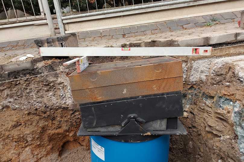 Die Kyllbergstraße in Püttlingen weist ein Gefälle von bis zu 12 Prozent auf. Hier kann der neue Straßenablauf von Funke seine Vorteile voll ausspielen: Er lässt sich individuell an die Höhe und Neigung der Straßendecke anpassen. | Foto: Funke Kunststoffe GmbH Die Kyllbergstraße in Püttlingen weist ein Gefälle von bis zu 12 Prozent auf. Hier kann der neue Straßenablauf von Funke seine Vorteile voll ausspielen: Er lässt sich individuell an die Höhe und Neigung der Straßendecke anpassen. | Foto: Funke Kunststoffe GmbH