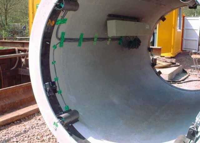 Bild 3: Messtechnik im Vortriebsrohr Bild 3: Messtechnik im Vortriebsrohr