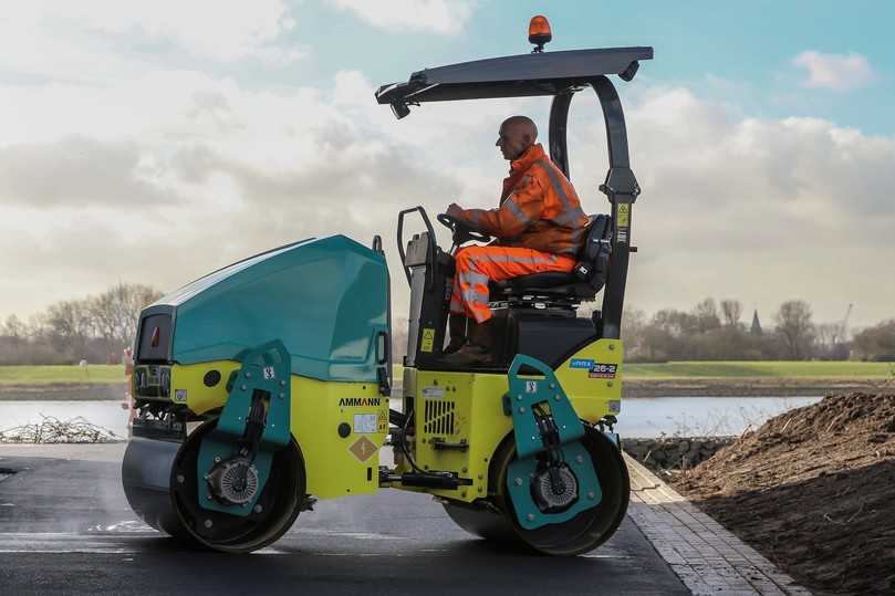 Die elektrische Tandemwalze eARX26-2 kann ganz normal an einer Steckdose oder einem Schnellladegerät geladen werden. | Foto: Ammann Die elektrische Tandemwalze eARX26-2 kann ganz normal an einer Steckdose oder einem Schnellladegerät geladen werden. | Foto: Ammann