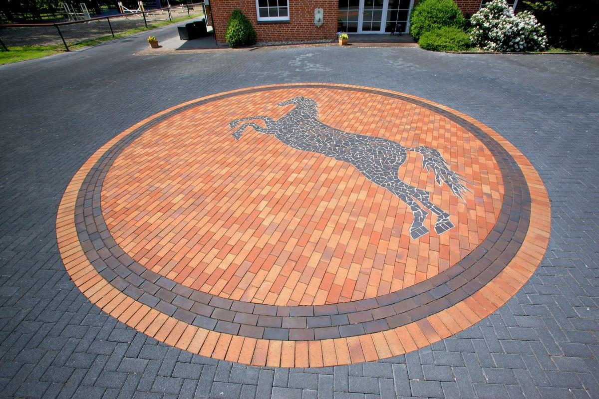 Pferde-Mosaik, Rodewald: Die umfangreiche Farbpalette und die kompakten Formate ermöglichen die Gestaltung mit den unterschiedlichsten Figuren und Mustern. | Foto: Vandersanden
