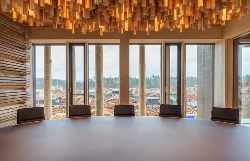 Vom großen Konferenzraum aus blickt man auf die Areale des Sägewerks. | Foto: mju-Fotografie Vom großen Konferenzraum aus blickt man auf die Areale des Sägewerks. | Foto: mju-Fotografie