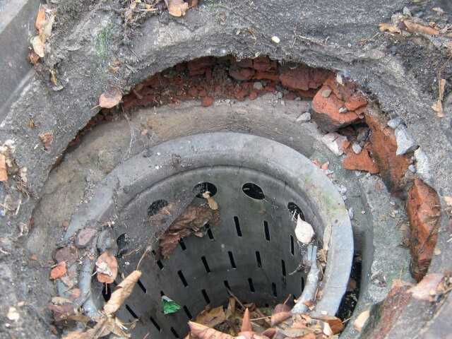 Unzureichende bzw. aufgelöste Unterfütterung an Schachtabdeckungen