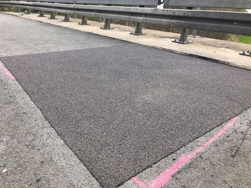 Eine wirtschaftliche, nachhaltige und gemeinverträgliche Alternative zu Reparaturasphalten sind Ersatzmassen mit synthetischen Bindemitteln wie Mörtel auf Basis von Polymethylmethacrylat-Harz (PMMA). | Foto: Triflex Eine wirtschaftliche, nachhaltige und gemeinverträgliche Alternative zu Reparaturasphalten sind Ersatzmassen mit synthetischen Bindemitteln wie Mörtel auf Basis von Polymethylmethacrylat-Harz (PMMA). | Foto: Triflex