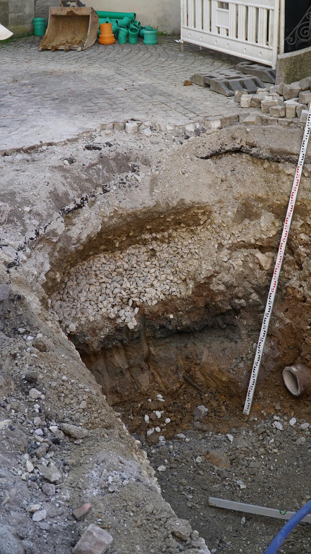 Die Grabungen in historische Tiefen werden archäologisch begleitet. | Foto: Ölke