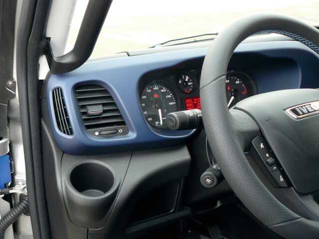 Blaue Einleger schmücken links und rechts die Armaturentafel des Gas-Daily.