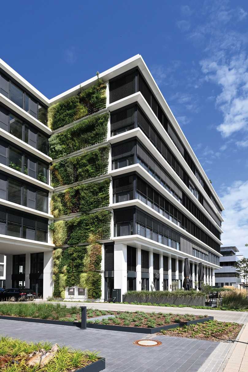 Die beauftragte Flor-Design Wand verantwortete unter anderem die Montage ihrer hauseigenen Produktlösung Greencity-Wall. Den konstruktiven Teil der wandgebundenen Fassadenbegrünungen lieferte die
Firma Richard Brink. | Foto: Richard Brink GmbH & Co. KG Die beauftragte Flor-Design Wand verantwortete unter anderem die Montage ihrer hauseigenen Produktlösung Greencity-Wall. Den konstruktiven Teil der wandgebundenen Fassadenbegrünungen lieferte die
Firma Richard Brink. | Foto: Richard Brink GmbH & Co. KG